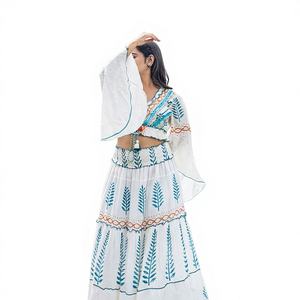 Ensemble coordonné imprimé numérique blanc et bleu : Crop top et jupe midi, tenue décontractée bohème d'été - Product Image 1