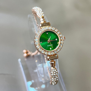 Nouvelle Arrivée 2026 : <span class=keywords><strong>Montre</strong></span> à Quartz pour <span class=keywords><strong>Femme</strong></span> avec Strass Colorés et Cadran <span class=keywords><strong>Fin</strong></span>, <span class=keywords><strong>Bracelet</strong></span> Ajustable à Positionnement Libre - Product Image 3
