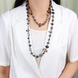 สร้อยคอผู้หญิงสไตล์วินเทจแบบพัน 2 ชั้น ความยาว 115-120 ซม. ประดับคริสตัลและลูกปัดแก้ว พร้อมเปลือกหอยรูปทรงไม่สม่ำเสมอ - Product Image 3