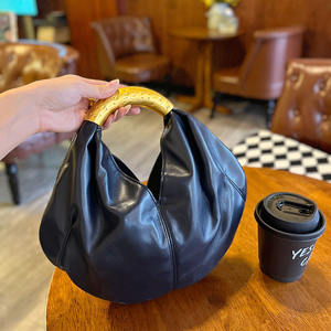 Sac à main de luxe en cuir PU souple avec poignée épaisse dorée métallique, sacs à main ouverts en V pour femmes, sac à bandoulière haut de gamme, pochette nuage - Product Image 1