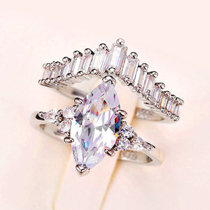 Set di Anelli a Doppio Strato con Corona a V e Zirconi Marquise per Donne, Gioielli Scintillanti alla Moda - Product Image 1