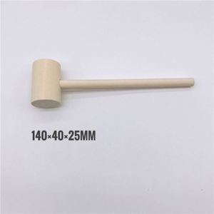 Mini marteau en bois poli écologique avec fonction anti-chute et design ergonomique pour bébé, idéal pour la décoration de fêtes et comme cadeau - Product Image 3