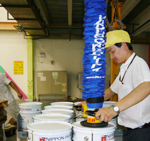 جهاز رفع ورفع بالفراغ لدلو الطلاء، مناور توازن الهواء الهوائي الصناعي، ماكينة رفع للأسطوانات الكيميائية - Product Image 3