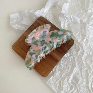 مشبك شعر فرنسي صديق للبيئة بمقاس 11 سم بتصميم مخصص من المصنع، مصنوع من أسيتات السليلوز مع شعار برونزي ومقبض قوي من حمض الأسيتيك لتثبيت الشعر من الخلف - Product Image 6