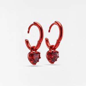 Boucles d'oreilles pendantes en argent sterling 925 avec finition rouge métallique et zircon cubique rouge taille cœur - Product Image 4