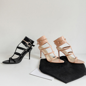 Sandalias de tacón alto con correa en T para mujer, estilo botín, punta abierta, tacón de aguja, zapatos de charol con decoración metálica - Product Image 6