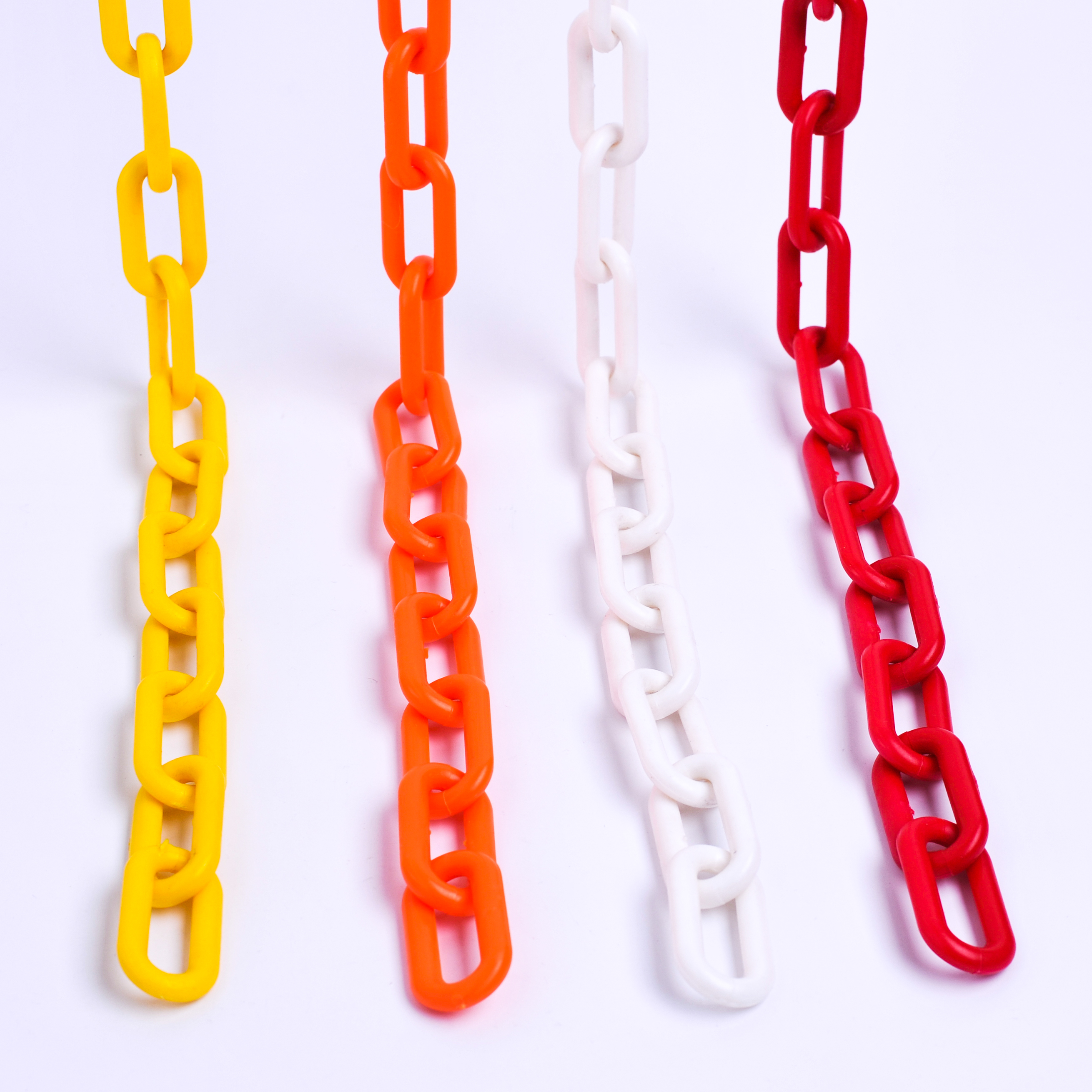 Полиэтиленовая пластиковая цепь в наличии для предупреждения о дорожной безопасности и дорожном движении