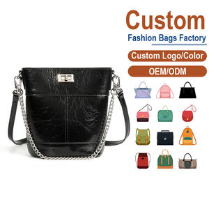 Sac seau en cuir véritable noir huilé et ciré avec chaîne argentée + bandoulière double, OEM pour les marques audacieuses recherchant une esthétique de luxe robuste - Product Image 1