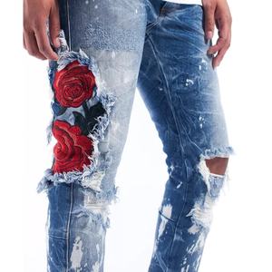 Jean skinny extensible déchiré bleu pour homme avec broderie rose, fermeture éclair à la cheville et effet éclaboussures de peinture - Product Image 5