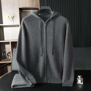 <span class=keywords><strong>Cardigan</strong></span> di Lusso da Uomo in Cashmere Sostenibile <span class=keywords><strong>con</strong></span> Cappuccio e Zip, Lavorato a Maglia in Lana, Tracciabile, <span class=keywords><strong>con</strong></span> Decorazione a <span class=keywords><strong>Cerniera</strong></span>, Personalizzabile per l'Autunno e l'Inverno - Product Image 2