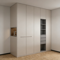 Armoire horizontale contemporaine personnalisée, assemblée, avec design en bois massif autoportant et étagères ouvertes