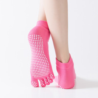 Chaussettes de yoga antidérapantes à pois en PVC à cinq orteils avec logo personnalisé tricoté pour la position du logo de la manchette de la saison d'automne