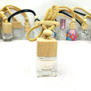 Botella de perfume de coche de vidrio cuadrado transparente de 8ml con tapa de madera-Difusor de aceite esencial colgante elegante para el hogar y el coche - Product Image 4
