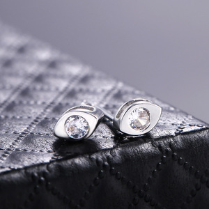 Orecchini a Perno a Forma di Occhio in Argento 925 con Cristallo Rotondo Incastonato, Design Minimalista Unisex per Uso Quotidiano - Product Image 3