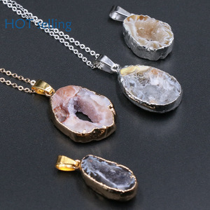 Colgante de pieza de círculo hueco brasileño natural, accesorio de collar electrochapado con agujero de cristal original de ágata - Product Image 2