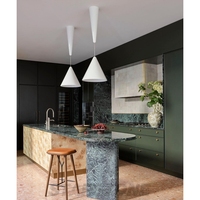 Îlot de cuisine en marbre Calacatta Gold haut de gamme d'Italie avec crédence intégrale et dalles murales en marbre pour cuisine de villa