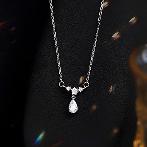 Elegante Collana con Ciondolo a Goccia d'Acqua e Catena a Maglie per Donna, Gioiello di Moda per Uso Quotidiano e Abbinamento con Vestiti - Product Image 1
