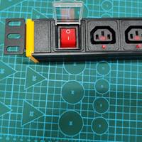 Unité de distribution d'alimentation (PDU) horizontale 1U 8 voies IEC C13 en alliage d'aluminium avec montage rotatif et conception anti-chute pour rack