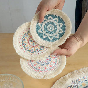 แผ่นรองจานพิมพ์ลายสไตล์โบโฮทรงกลมพร้อมพู่ห้อย ซักล้างได้ ของตกแต่งบ้าน ชุดแผ่นรองจานและที่รองแก้ว - Product Image 2