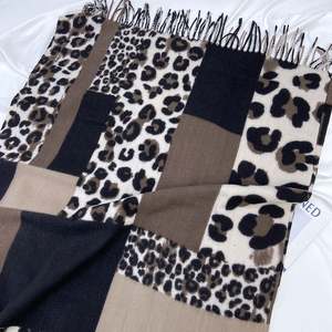 Bufanda de Cachemira Estampada para Otoño e Invierno, con Bloques de Color y Patrón de Leopardo, Elegante y Cálida, con Borlas, para Mujer - Product Image 5