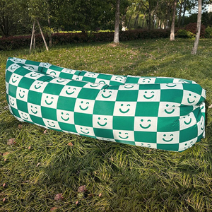 Canapé gonflable moderne bleu et blanc à carreaux - Portable, pliable, sans pompe, idéal pour le camping, la plage et les pique-niques en plein air - Product Image 1