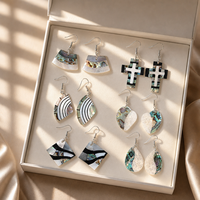 Boucles d'oreilles pendantes en forme de croix en nacre naturelle faites à la main avec des pierres précieuses en forme de cœur et un crochet en argent, paire pour femmes, bijoux de mode de guérison, cadeau