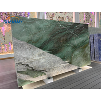 Fournisseur de dalles de quartzite en fuchsite naturelle pour revêtement mural de hall d'hôtel haut de gamme, comptoirs sur mesure et tables de bar