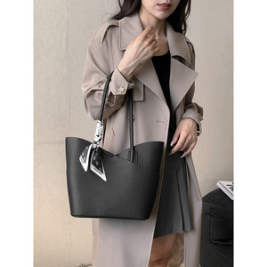 <span class=keywords><strong>2026</strong></span> Yeni Bayan Büyük Kapasiteli Çanta Yüksek Kaliteli Moda Sade Omuz Çantası Fermuarlı Harfli Su Geçirmez Günlük Kullanım İçin - Product Image 3