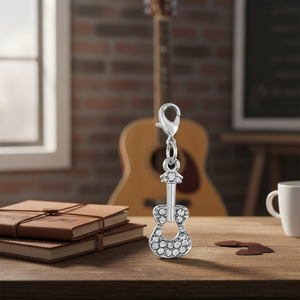 Ciondolo a Forma di Chitarra in Argento Sterling con Cristalli Trasparenti per Portachiavi e Accessori - Product Image 3