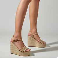 Sandales pour femmes et dames en gros directement de l'usine, sandales à enfiler tendance, sandales de créateurs pour femmes
