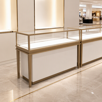 Vitrine de présentation de bijoux GZowin personnalisable avec éclairage LED, design écologique, étagères arquées pour les bijouteries