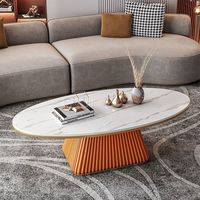 Table basse ovale de luxe en pierre frittée avec base texturée ondulée sculpturale, table centrale moderne pour salon, idéale pour la décoration de villas et de maisons.