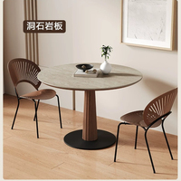 Table à manger minimaliste en pierre ronde de petite taille, avec colonne en bois cannelé et base ronde en métal mat, pour l'intérieur et les loisirs