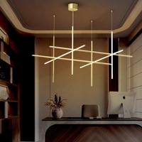 Lustre LED linéaire en métal doré de luxe moderne, design géométrique minimaliste, suspension décorative pour hall d'hôtel, projet hôtelier, villa