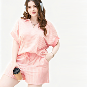 Ensemble de vêtements de détente pour femmes grande taille personnalisé, haut à manches courtes à col en V rayé et short à cordon de serrage - Product Image 2