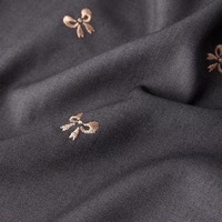 Tissu gris foncé brodé de nœuds papillon en mélange coton-viscose TR pour robes de femmes et costumes d'enfants