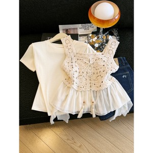 Nouvelle collection été 2026 – Ensemble deux pièces pour femme : Gilet en crochet ajouré floral et débardeur en mousseline à volants et ourlet asymétrique, blanc crème - Product Image 3