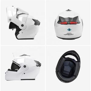 Para cascos de motocicleta de cara completa LED especializados para hombres y mujeres Universal para todas las estaciones para montar en el comercio exterior - Product Image 4