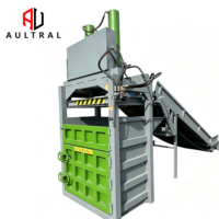 Presse à balles hydraulique verticale industrielle avec convoyeur pour les applications de recyclage du papier, du carton, du plastique et des déchets.
