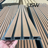 Panneaux de grille murale extérieure en composite bois-plastique, design à lattes pour la décoration de façade de maison, finition anti-UV et résistante à la décoloration