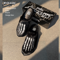 Mules en fausse fourrure pour hommes avec logo personnalisé, motif patte d'animal et griffes métalliques, design artistique pour un style affirmé
