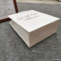 Sac en papier Kraft blanc avec LOGO imprimé à la mode, pour le Shopping, emballage des vêtements, 50 unités