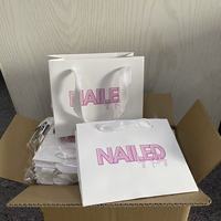Sacs cadeaux personnalisés de haute qualité en papier avec votre propre logo pour l'emballage d'accessoires de mode
