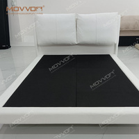 Ensemble de chambre à coucher de luxe de style nordique avec lit capitonné moelleux, design moderne, meubles confortables, cadre en métal