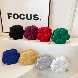 Mini bolso en forma de flor Acrílico multicolor personalizado para mujer, bolsos de lápices labiales cruzados con cadena, venta al por mayor - Product Image 2