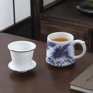 Tasse à thé en porcelaine blanche avec couvercle, grande capacité, mug de bureau en céramique pour la séparation du thé et de l'eau, motif solide fabriqué à Dehua - Product Image 4