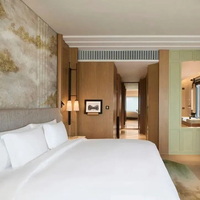 Modernes Hotel-Schlafzimmer-Möbelset für Apartments Echtes Leder Queen/King-Size-Bett mit Schwebetisch Wandmontiertes Design