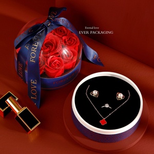 Cadeaux de la Saint-Valentin - Boîte à bijoux en métal en forme de rose - Boîte à collier avec fleur éternelle - Product Image 3