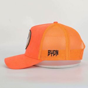 หมวก 5 แผง คุณภาพสูง แบบขายส่ง ปรับแต่งได้ ปักโลโก้ด้วยเทคนิค Sublimation  วัสดุหนังกลับสีส้มนีออน ตาข่าย  ปรับขนาดได้ เหมาะสำหรับทุกเพศ - Product Image 3