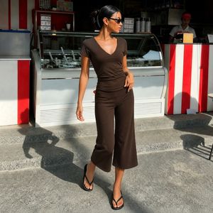 Conjunto Casual de Dos Piezas para Mujer: Top Deportivo con Cuello en V y Pantalones Capri de Cintura Alta con Corte Acampanado - Product Image 3